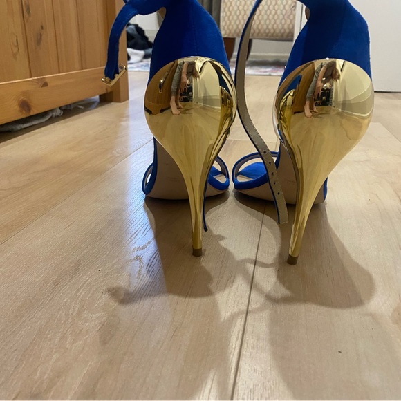 These heels are blue suede with a gold heel. Size 40. Good condition! - Picture 2 of 3